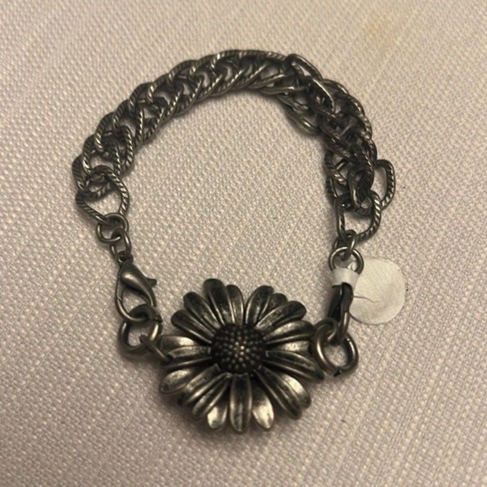 Handcrafted antique silver tone chain bracelet with daisy detail